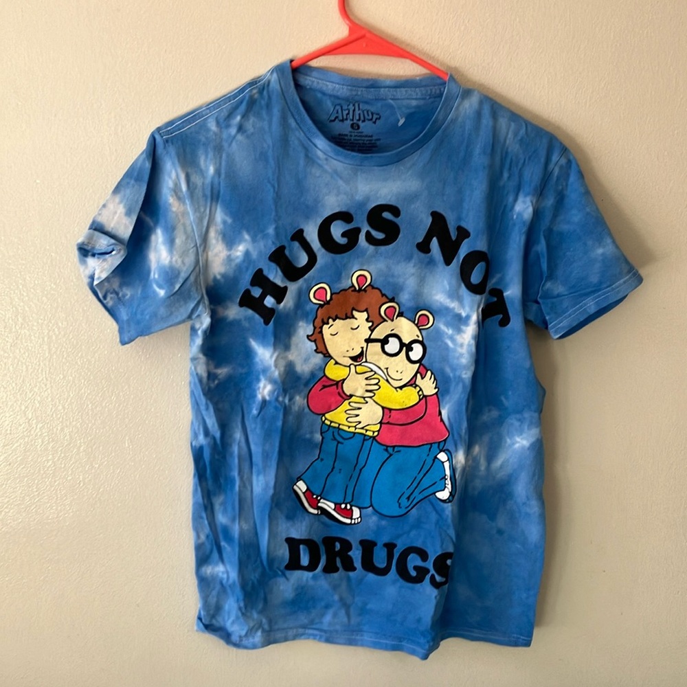 Arthur  "Hugs Not Drugs" Blue Tie Dye Graphic T-Shirt